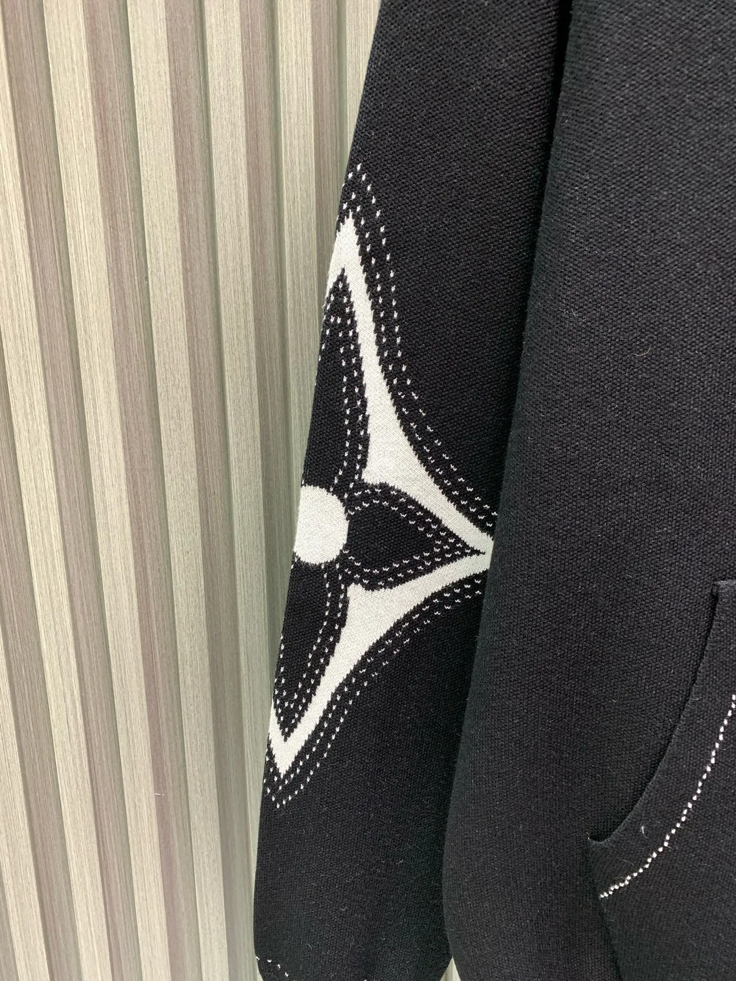 🅿️560 🀄️ Louis Vuitton Louis Vuitton lv intarsia pattern knitted zipper hoodie jacket. It is fashionable and practical and enhances the identity. The trend of low-key luxury, regardless of the occasion and age. Casual fashionable age-reducing artifact, fully showing the charm of fashion and luxury. Fiber cotton yarn texture, made of Stoll CNC fine knitting. It is delicate and soft and has good warmth. It is not tight at all when worn next to the body. Suitable to be worn alone or as an inner layer. The monogram intarsia flower pattern with needlework stitches exudes charming fashion charm. The black and white color matching reflects the perfect contrasting design. It is avant-garde and full of trendy beauty. The overall beauty is unquestionable. The inscribed zipper placket and dotted line design create an open-line look. The edges of the ribbed cuffs and hem are neat and detailed. Many details of the design will be visible at a glance. Can be worn with couples in the same style for both men and women.
